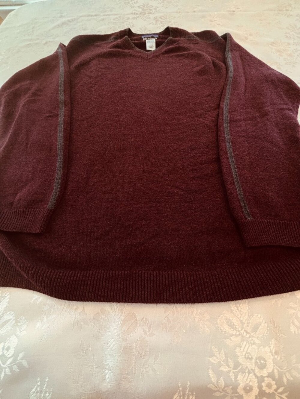 Patagonia 95% Wool 5% Cashmere Burgandy Gray V Neck Men's Sweater Size Large